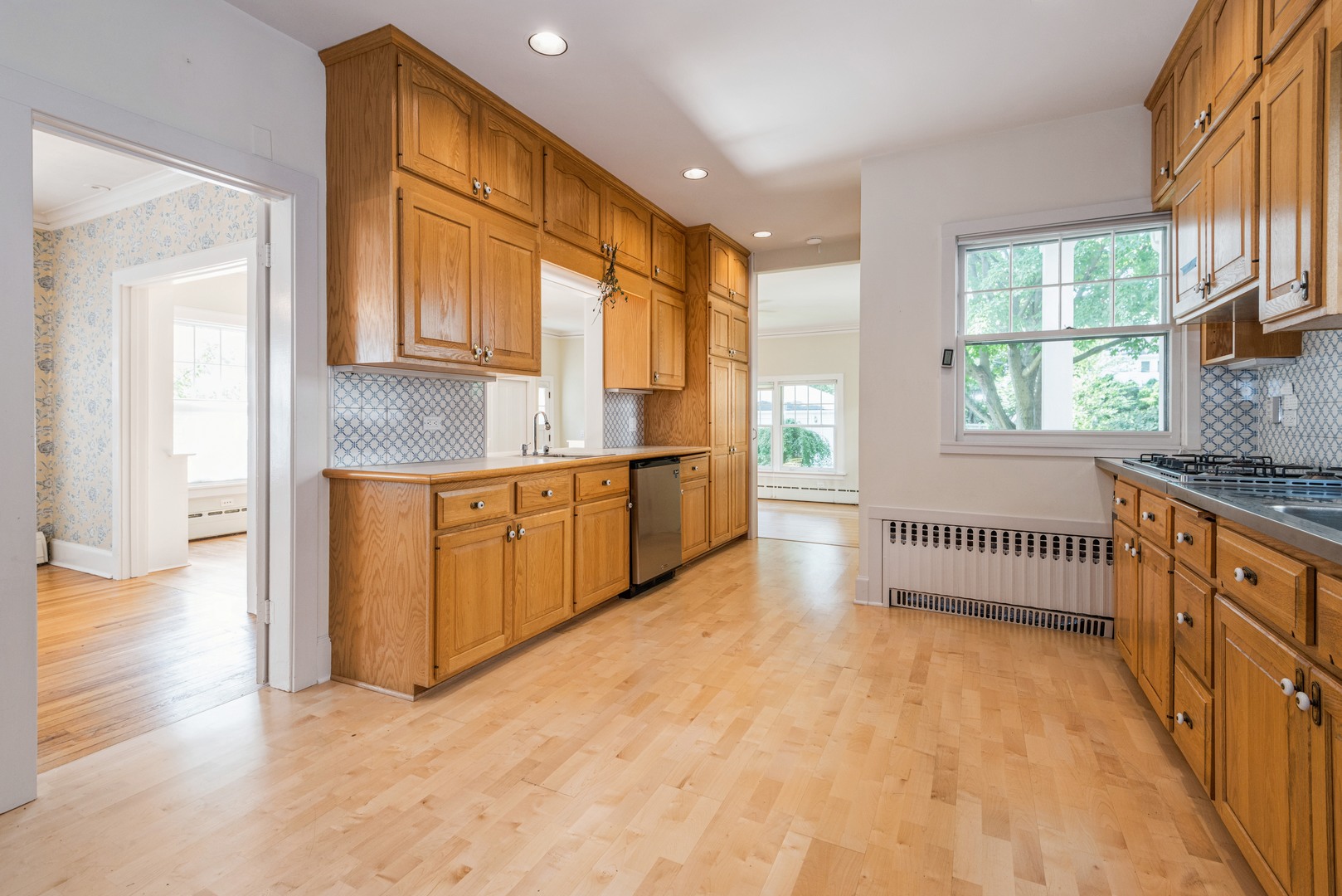 458 Sunset Road Winnetka, IL 60093 - Photo 5 of 17 a view of a kitchen with electric appliances
