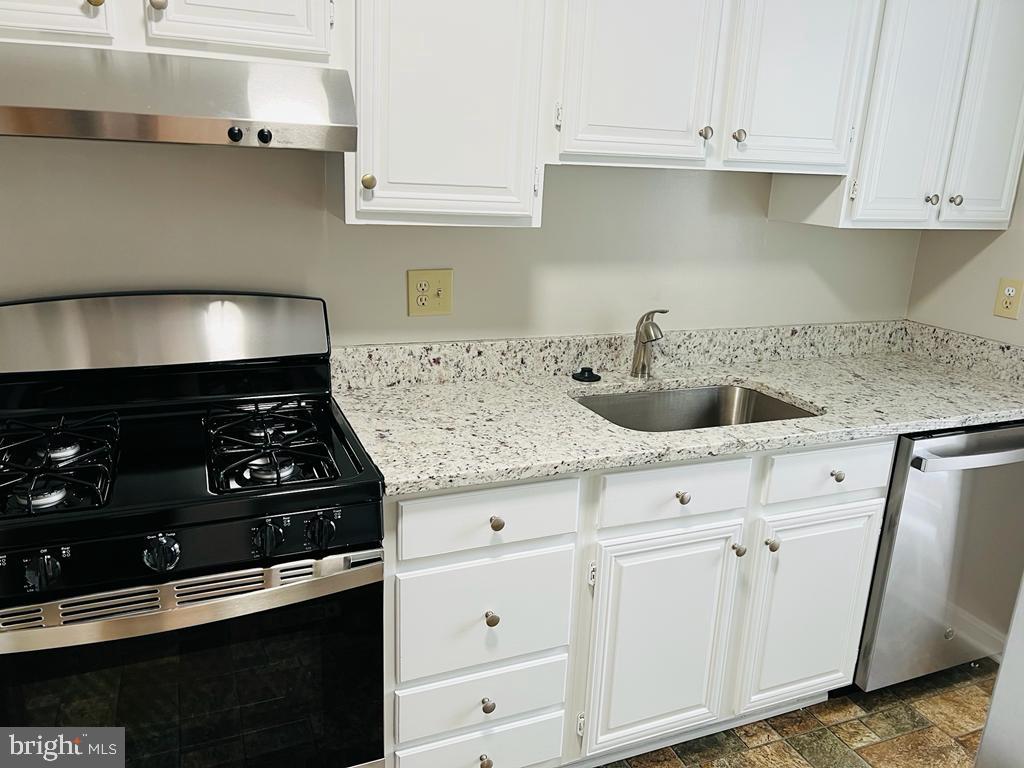 9965 Oakton Terrace Road, Unit 9965 Oakton, VA 22124 - Photo 7 of 30