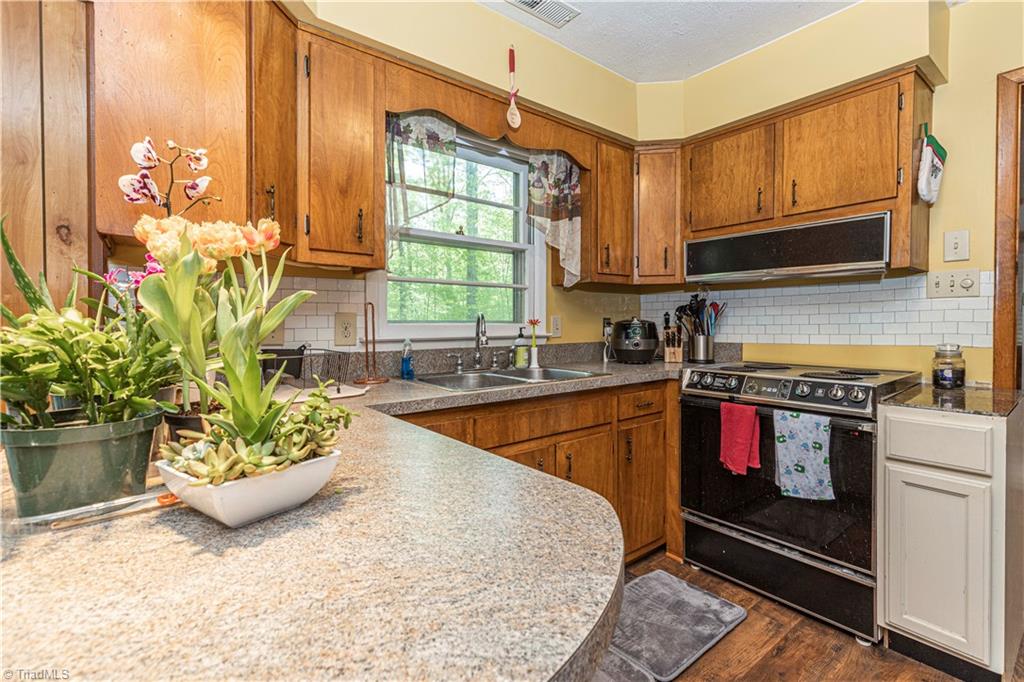 6004 Dehaven Road Pleasant Garden, NC 27313 - Photo 5 of 22 Gallery Image 5