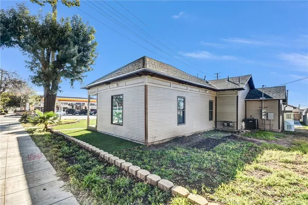 $3,800 | 696 East 9th Street, Unit A, Upland, CA 91786