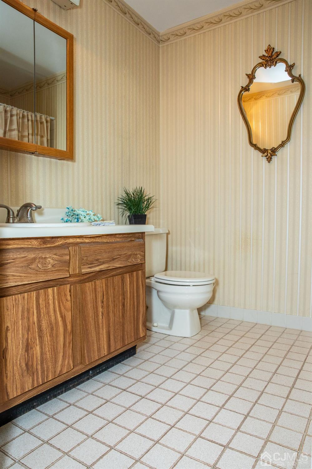 111 Keystone Court, Unit A Woodbridge, NJ 07095 - Photo 29 of 33 a bathroom with a sink toilet and a mirror