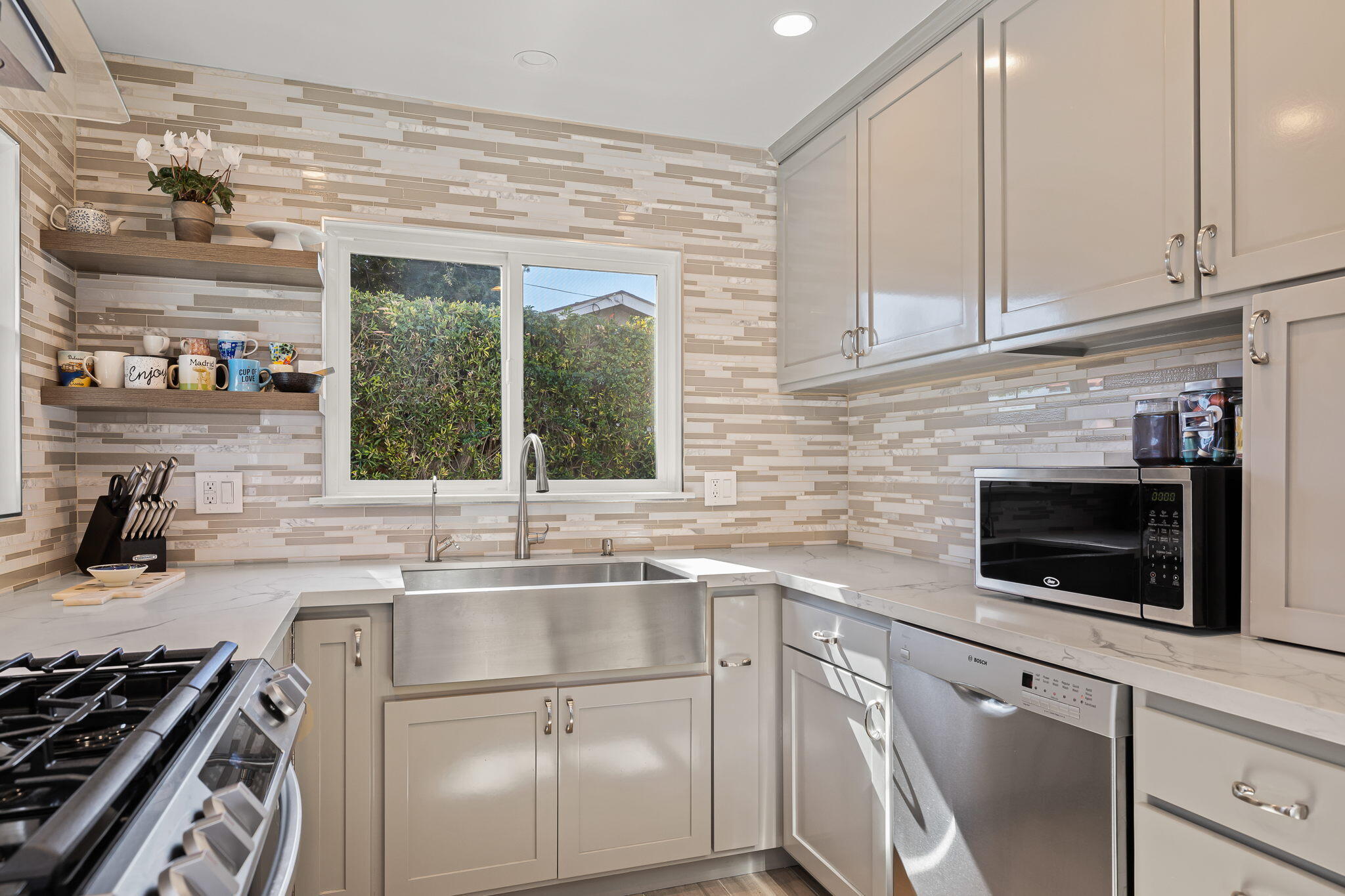 1330 La Manida Street Carpinteria, CA 93013 - Photo 19 of 35 18-web-or-mls-UpmarketMedia_1330LaMan-42