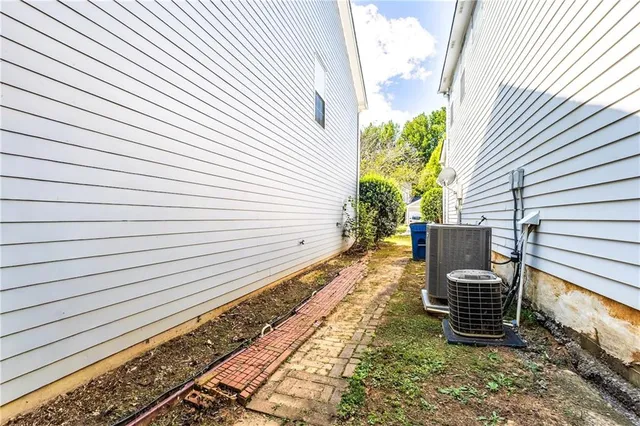 a view of a back yard