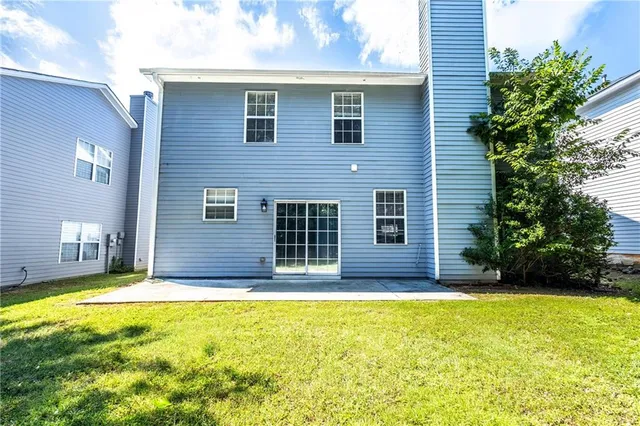 a view of a house with a yard