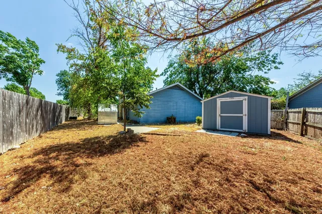 a view of a backyard