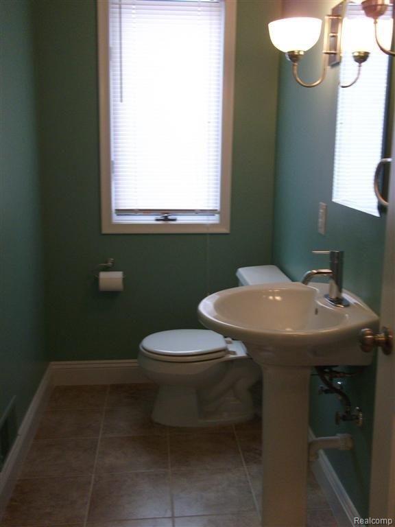 31410 Evergreen Road Franklin, MI 48025 - Photo 8 of 14 Main level Half bath