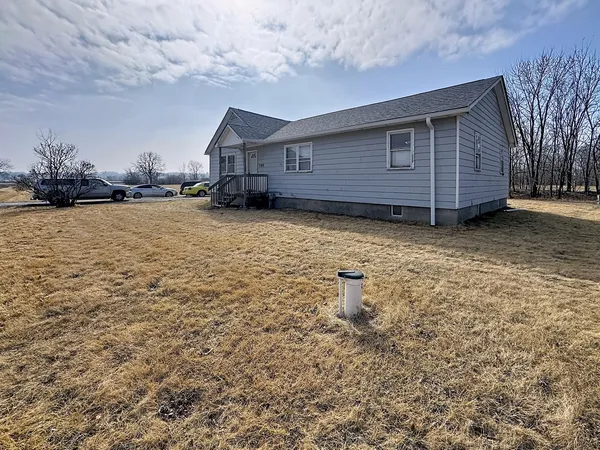 a view of a house with backyard