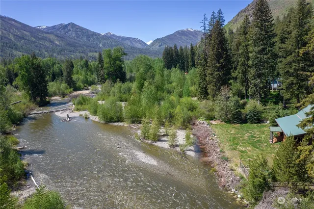 a view of a bench in the middle of a yard