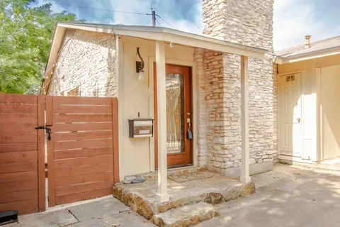a view of entryway front of house