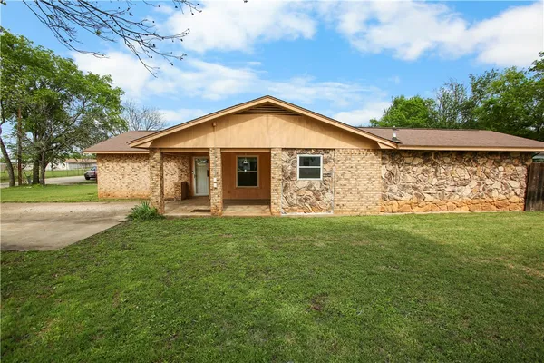 a view of a house with a yard