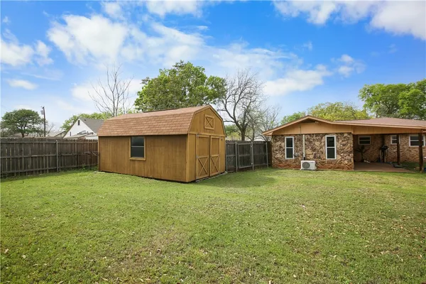 a view of a house with backyard and garden