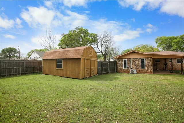 a view of a house with backyard and garden