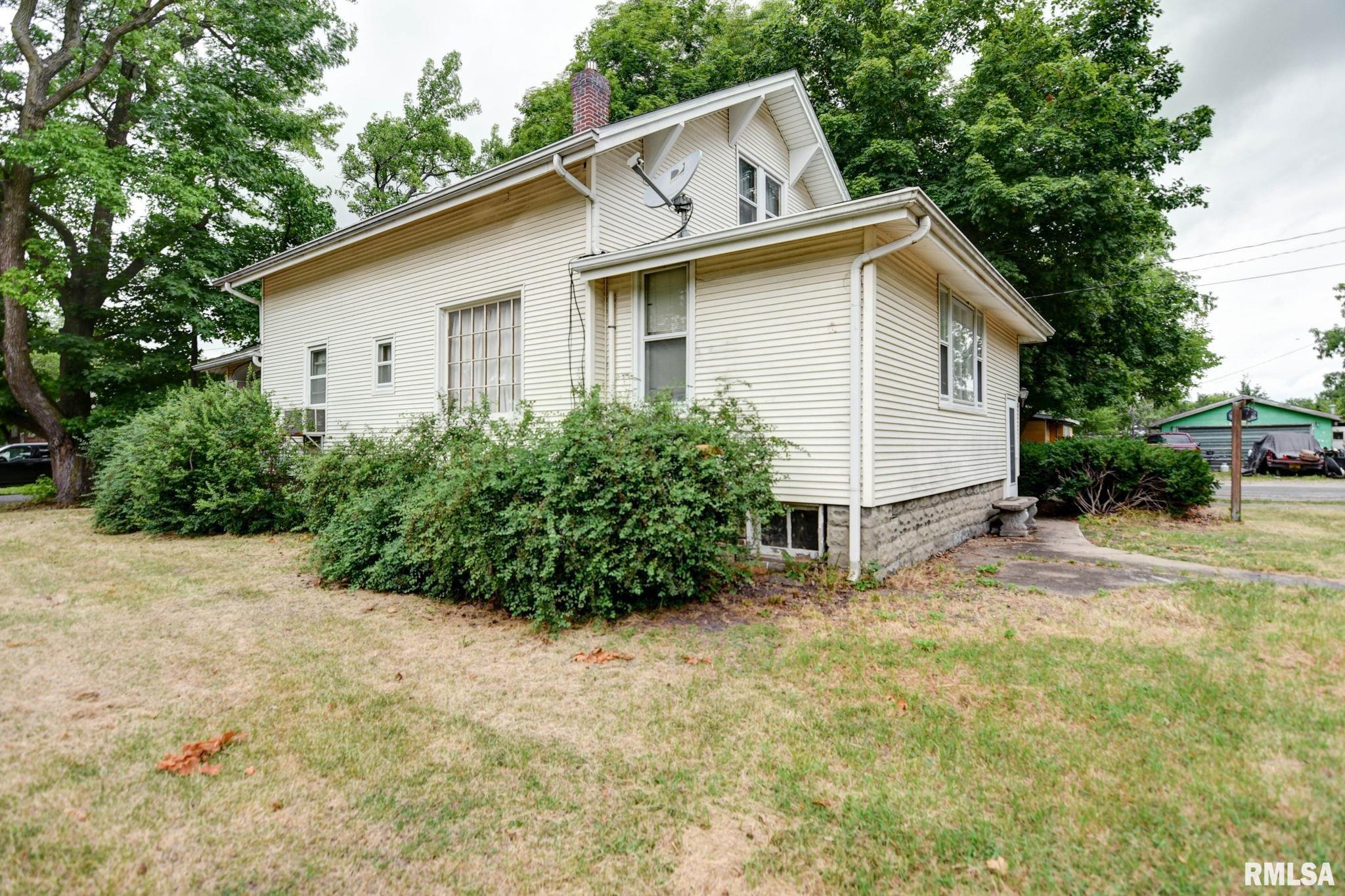 202 Livergood Street Stonington, IL 62567 - Photo 4 of 45