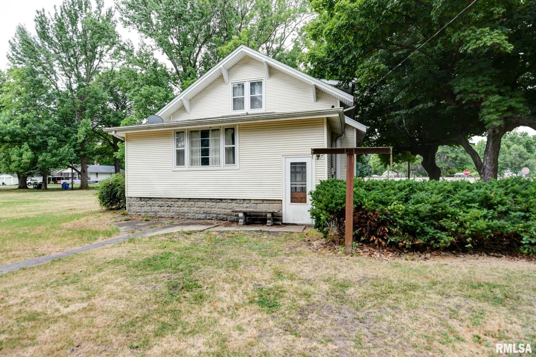 202 Livergood Street Stonington, IL 62567 - Photo 5 of 45