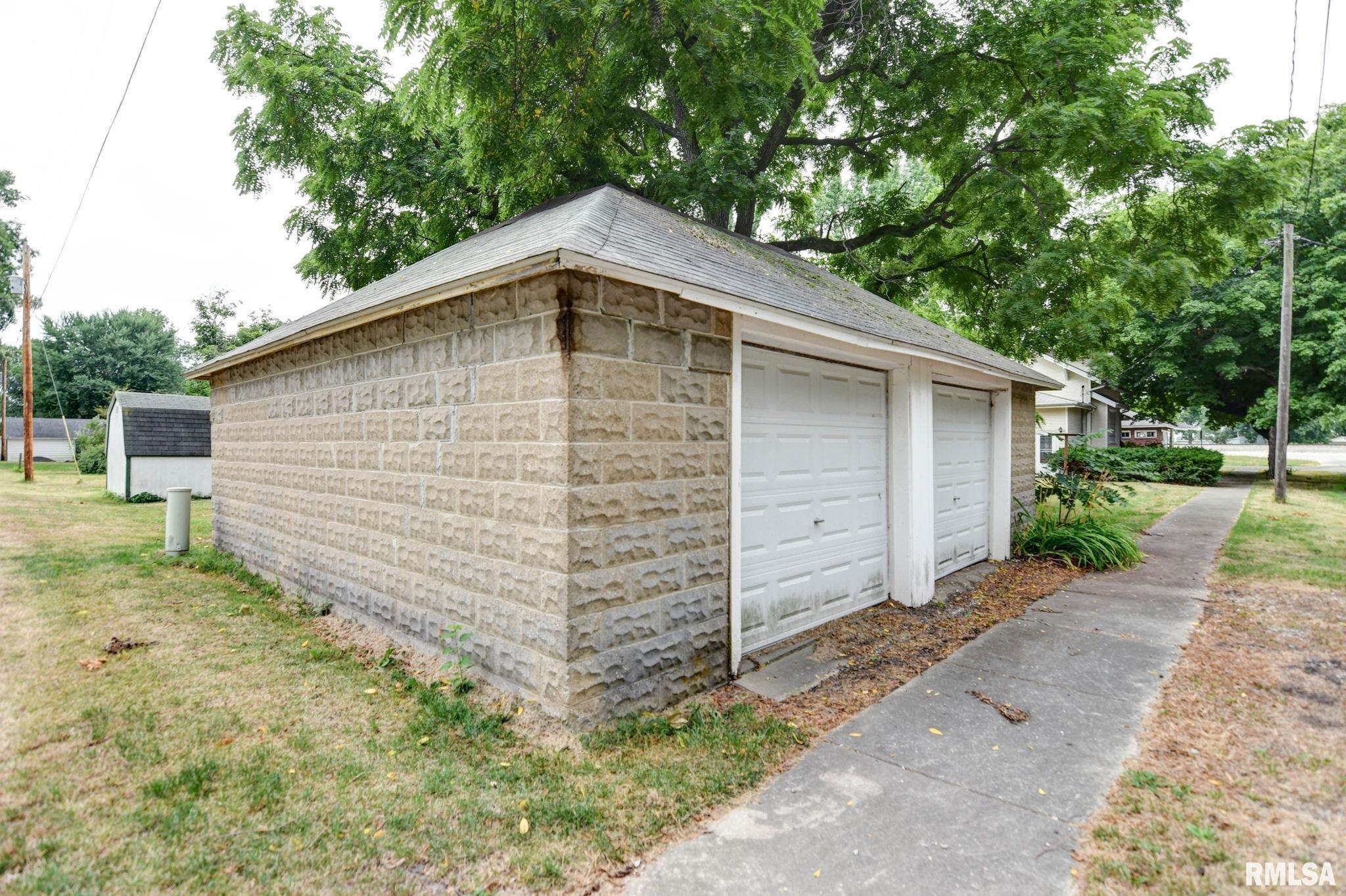 202 Livergood Street Stonington, IL 62567 - Photo 8 of 45