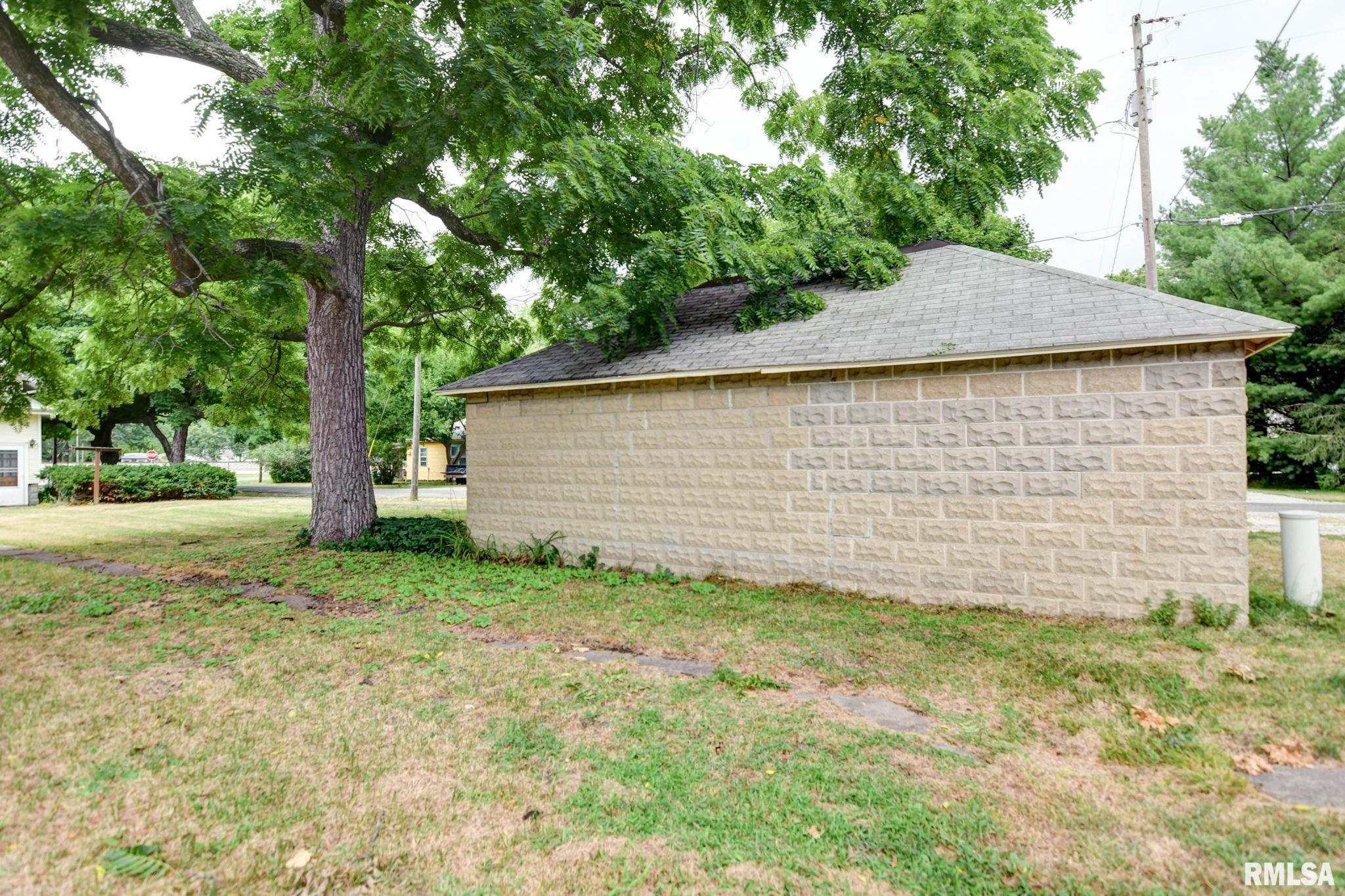202 Livergood Street Stonington, IL 62567 - Photo 9 of 45