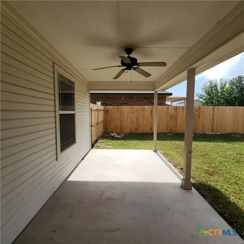 a view of a backyard