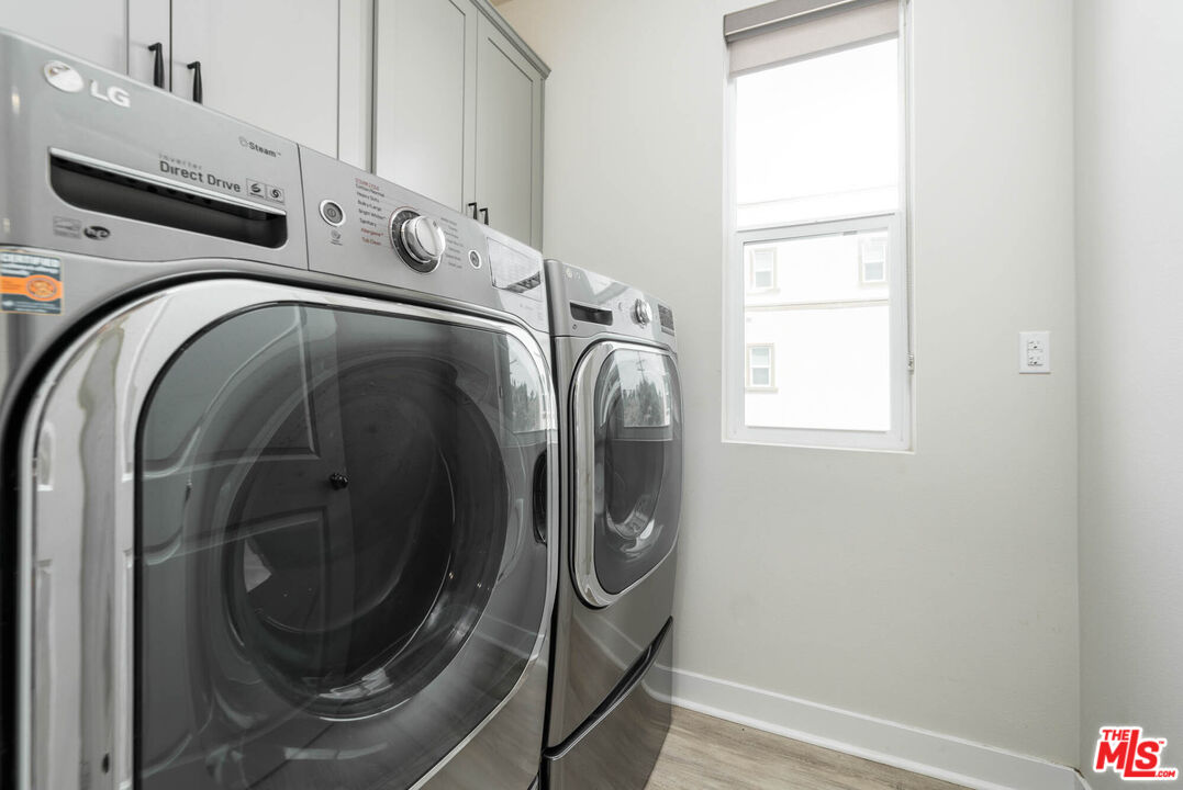 587 Daniel Freeman Circle Inglewood, CA 90301 - Photo 12 of 25 a utility room with dryer and washer