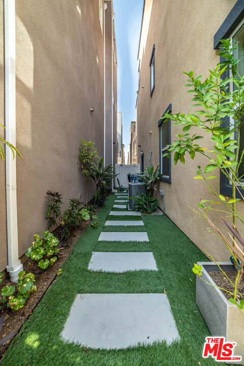 587 Daniel Freeman Circle Inglewood, CA 90301 - Photo 25 of 25 a view of a back yard