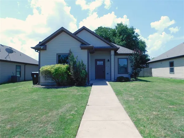 $1,800 | 673 Copenhavr Street, Pilot Point, TX 76258