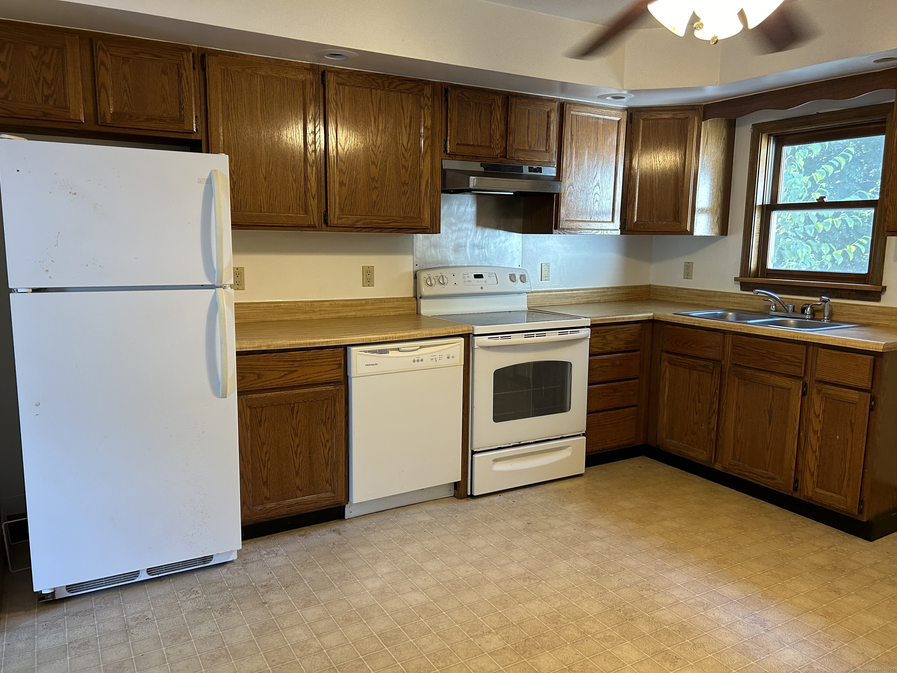 90 Godfrey Road Groton, CT 06355 - Photo 5 of 11