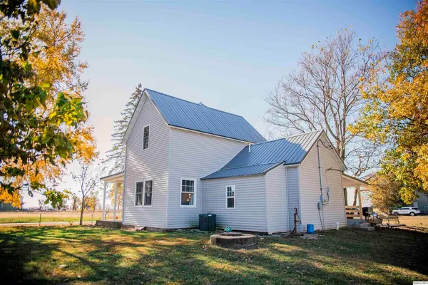 $159,900 | 1621 Highway 24, Paloma, IL 62359