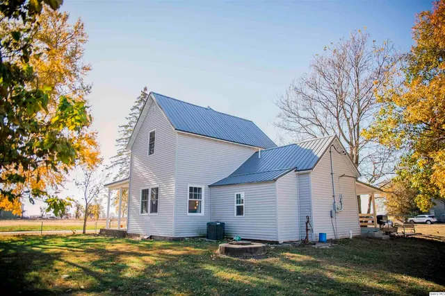 $164,900 | 1621 Highway 24, Paloma, IL 62359