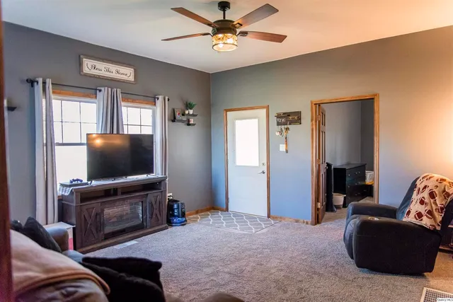 $164,900 | 1621 Highway 24, Paloma, IL 62359