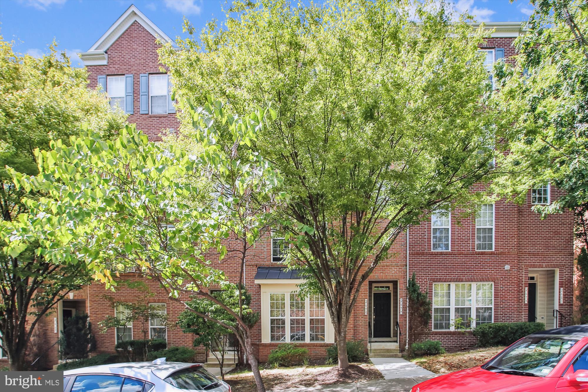 2675 Sheffield Hill Way, Unit 164 Woodbridge, VA 22191 - Photo 34 of 37 a front view of a residential apartment building with yard and parking space