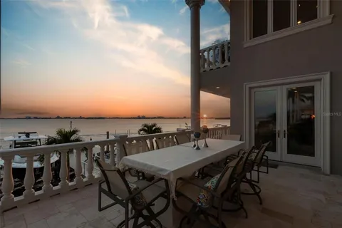 a view of entryway with a