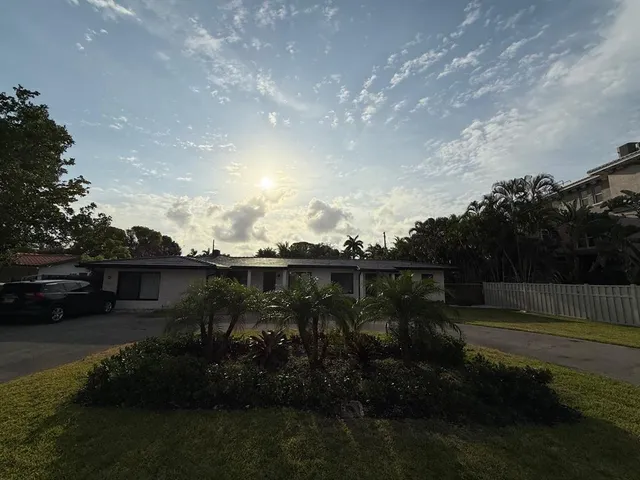 a view of a backyard