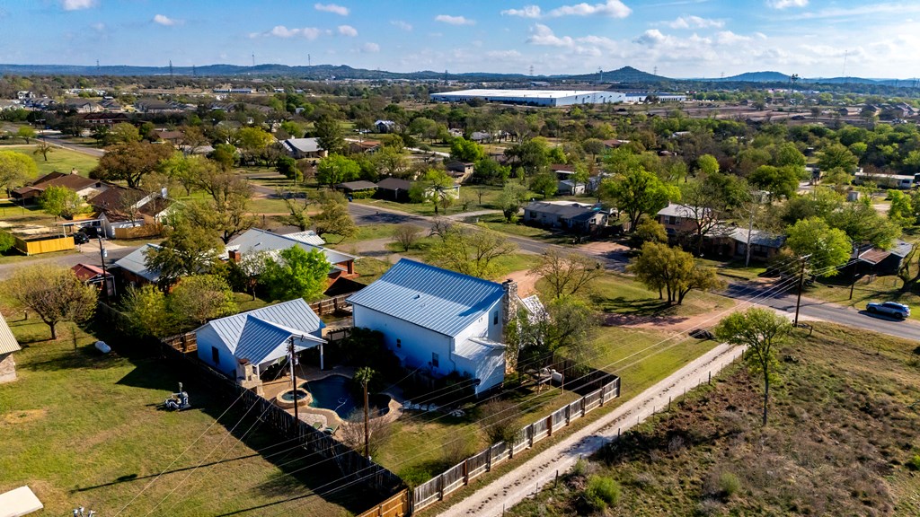 704 North Creek Road Comfort, TX 78013 - Photo 3 of 37