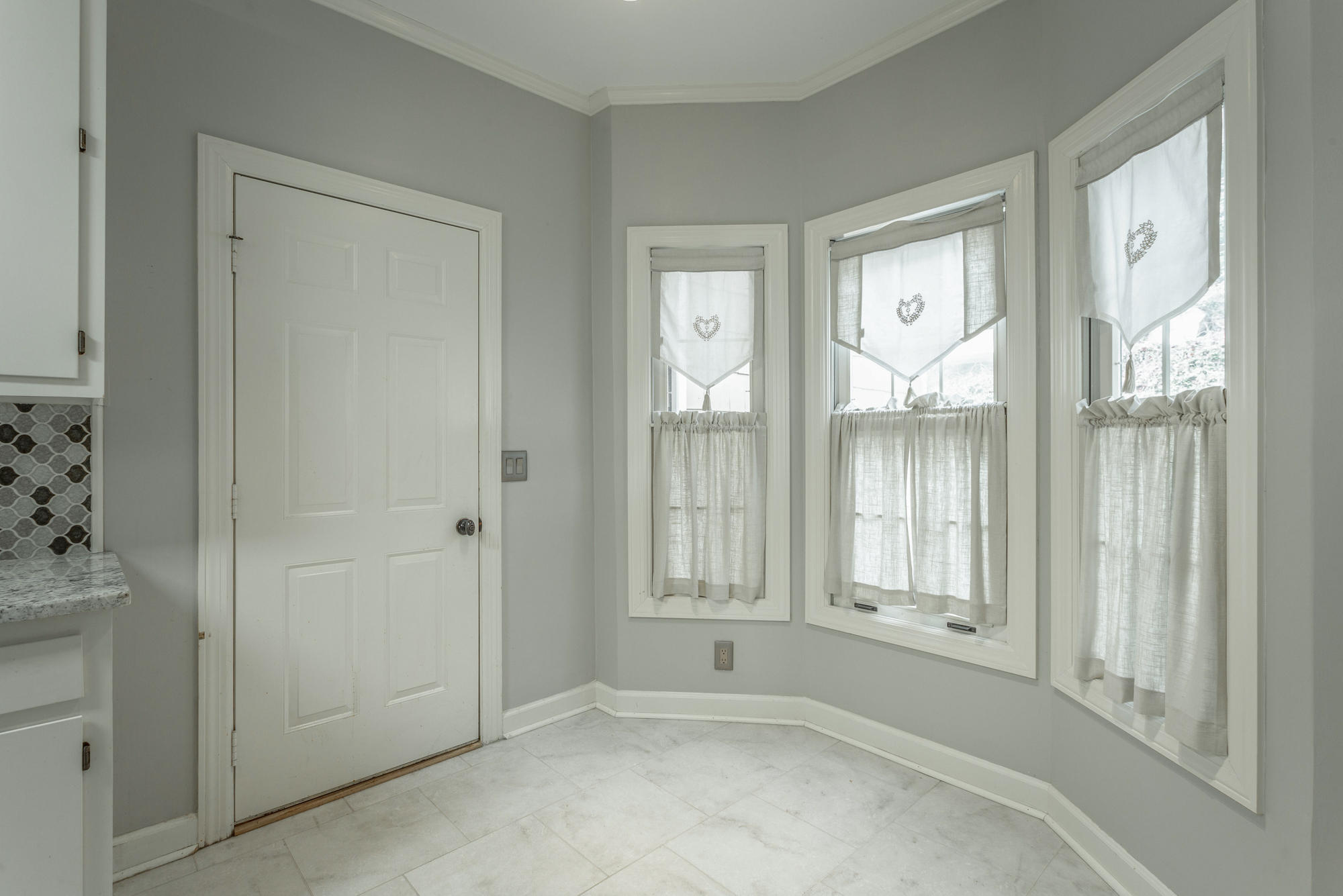 565 Winterview Lane Chattanooga, TN 37409 - Photo 14 of 41 Breakfast Nook in Kitchen