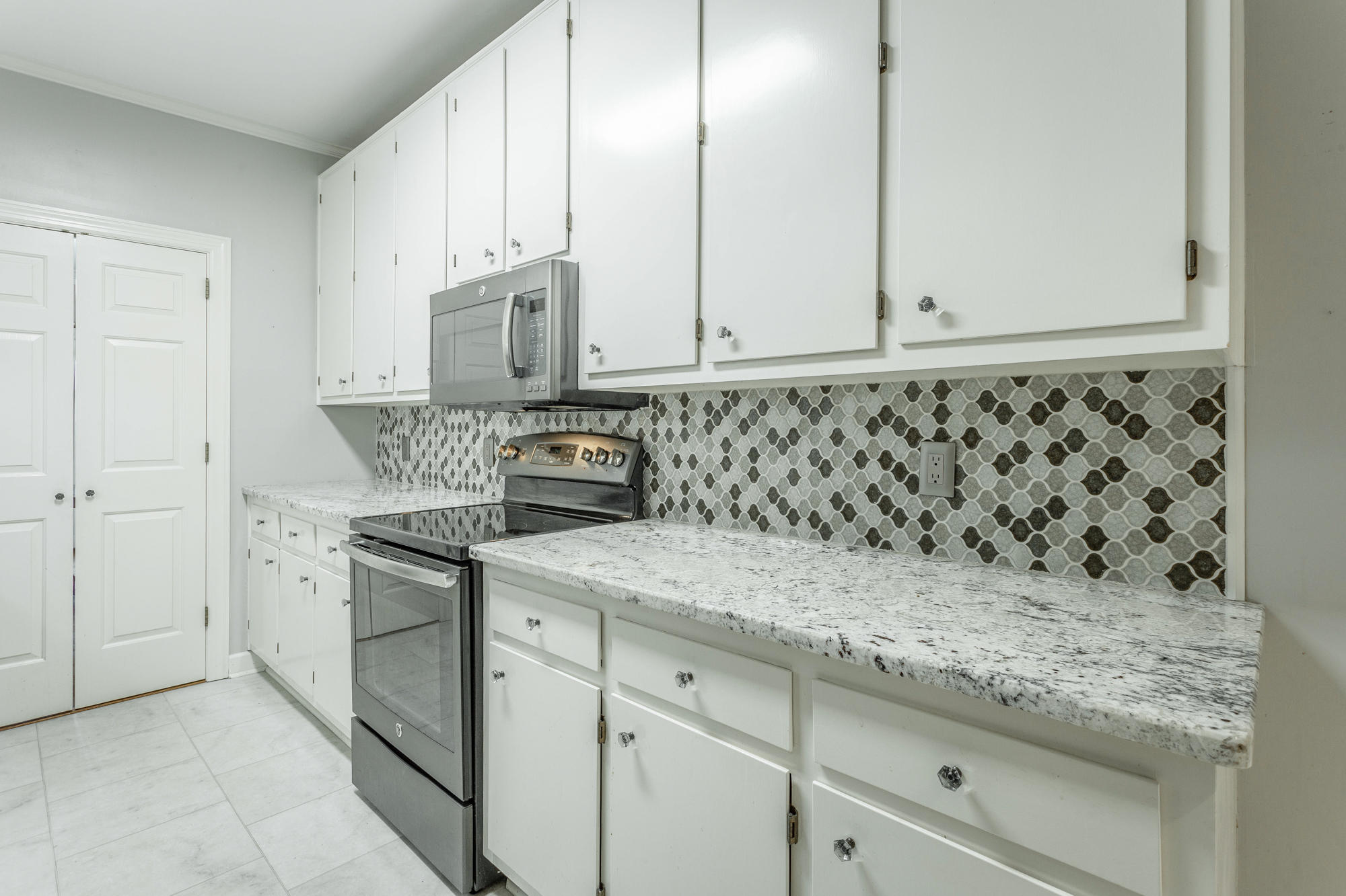 565 Winterview Lane Chattanooga, TN 37409 - Photo 18 of 41 Beautiful Countertop and Backsplash