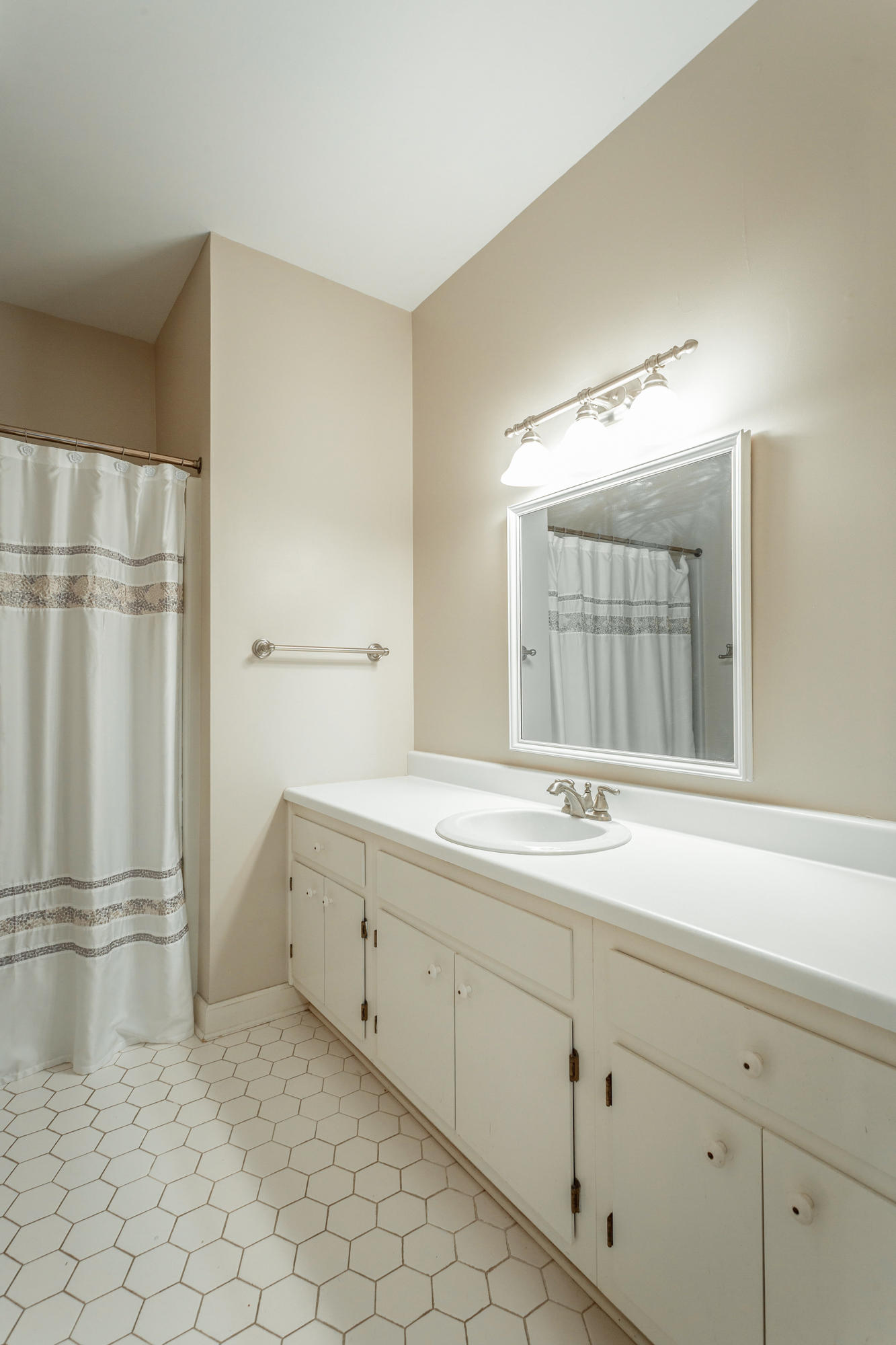 565 Winterview Lane Chattanooga, TN 37409 - Photo 23 of 41 En Suite Master Bath