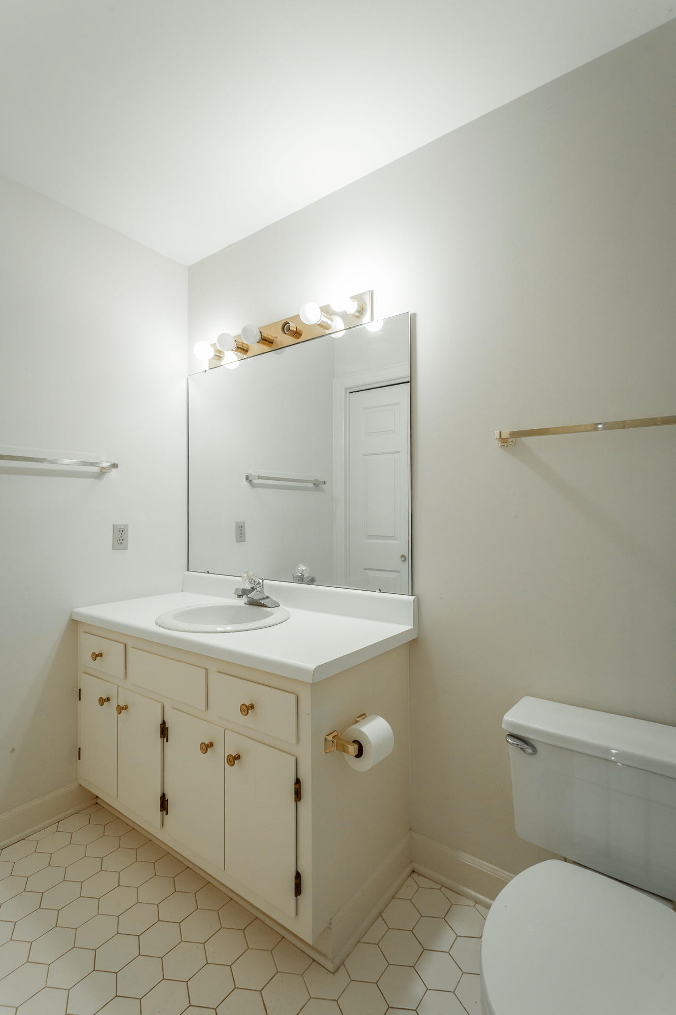 565 Winterview Lane Chattanooga, TN 37409 - Photo 29 of 41 En Suite Bathroom