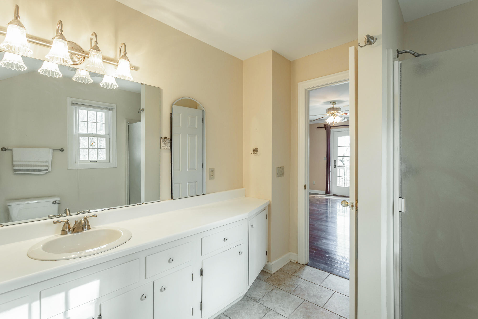 565 Winterview Lane Chattanooga, TN 37409 - Photo 34 of 41 En Suite Bathroom