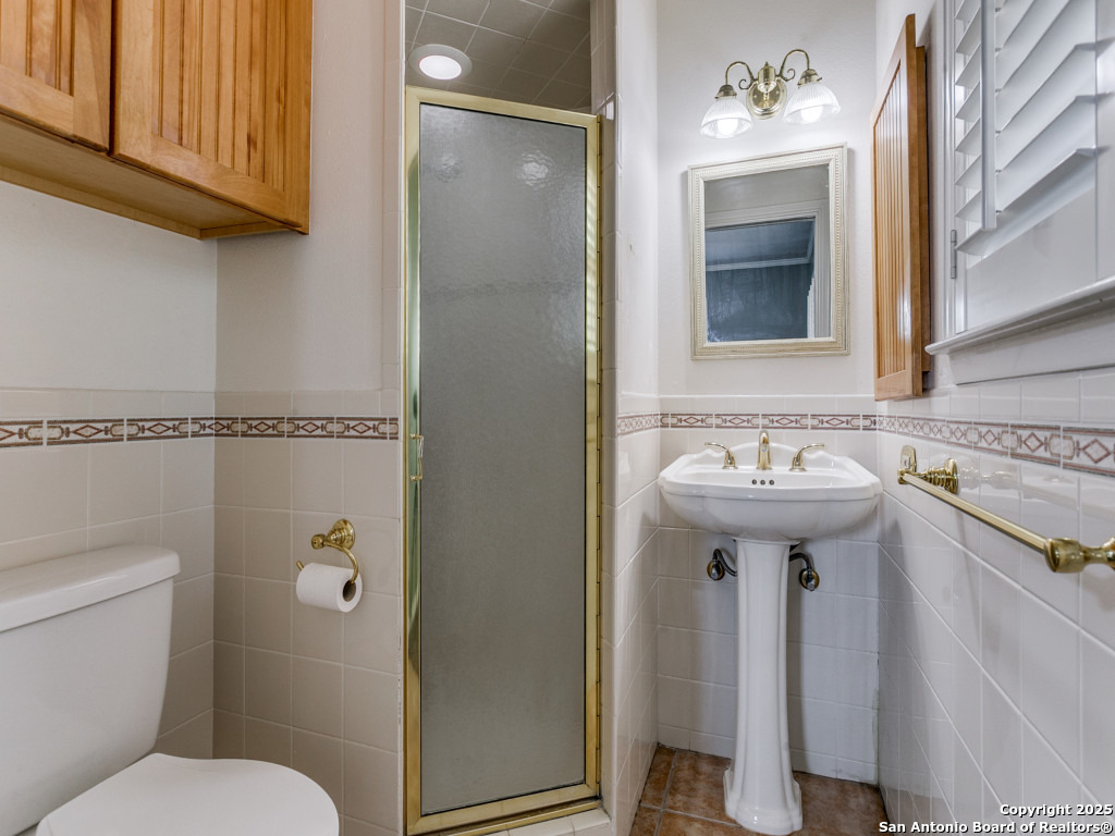 249 Ralston Drive Converse, TX 78109 - Photo 16 of 25 a bathroom with a sink toilet and mirror