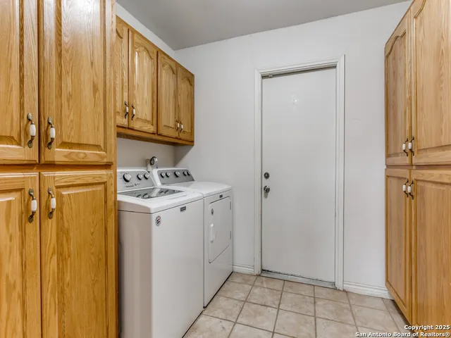 a view of utility room