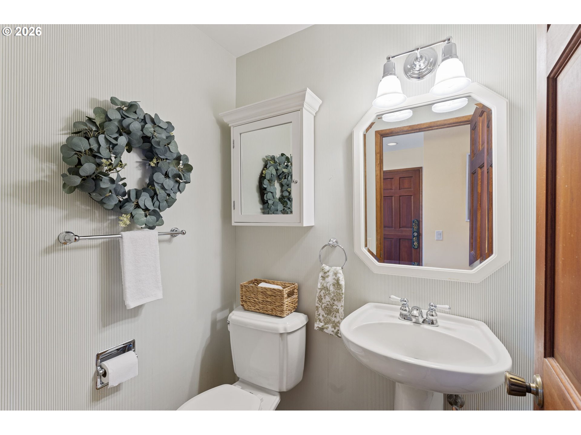 847 Fairway View Drive Eugene, OR 97401 - Photo 12 of 28 a bathroom with a toilet sink and mirror