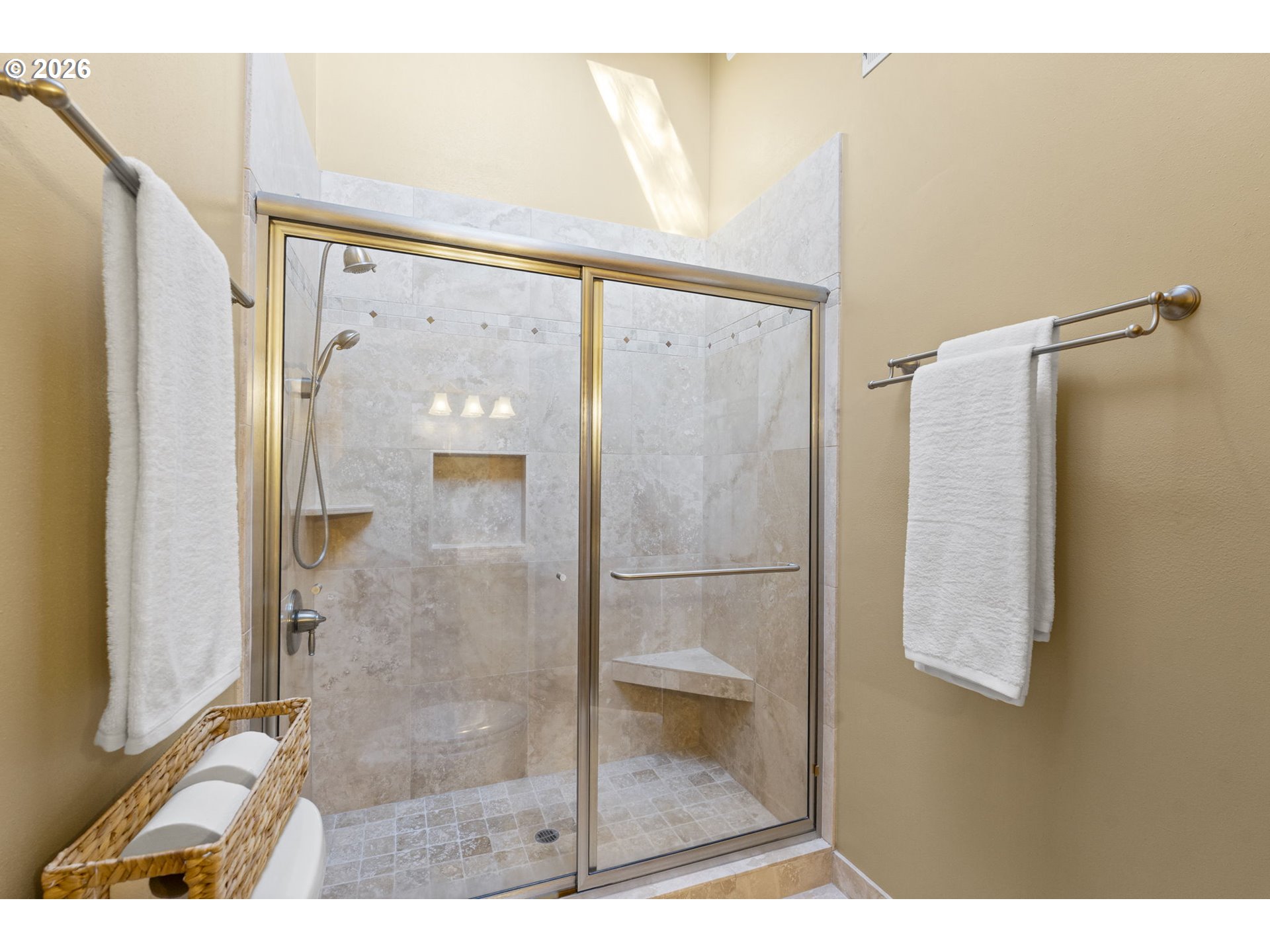 847 Fairway View Drive Eugene, OR 97401 - Photo 16 of 28 a bathroom with a shower