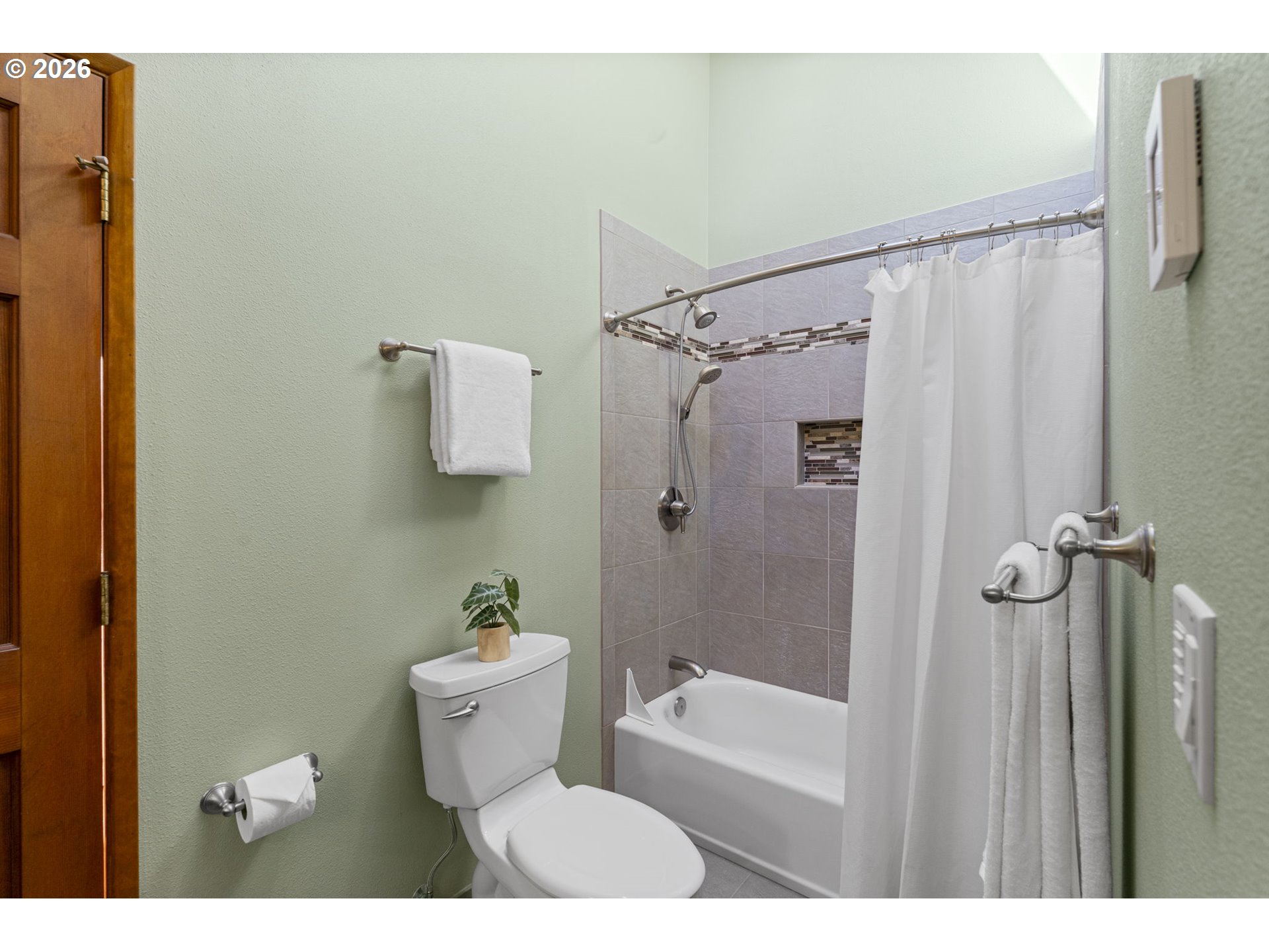 847 Fairway View Drive Eugene, OR 97401 - Photo 21 of 28 a bathroom with a sink a toilet and shower