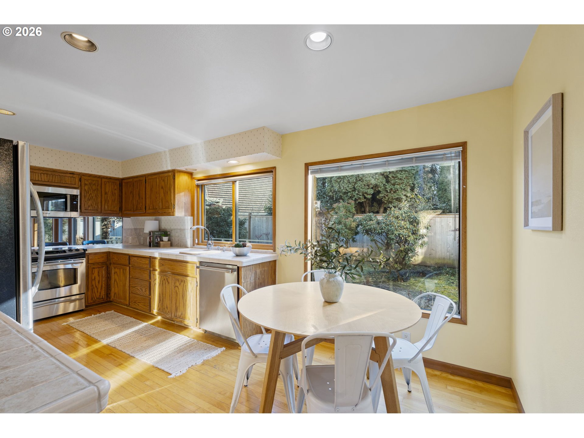 847 Fairway View Drive Eugene, OR 97401 - Photo 7 of 28 a kitchen with a table and chairs in it