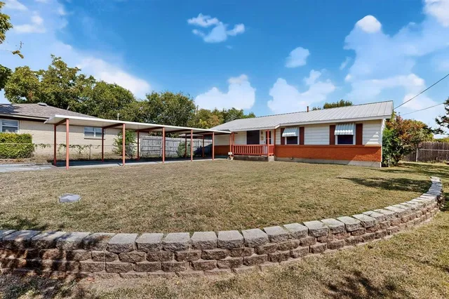 a view of a house with a yard