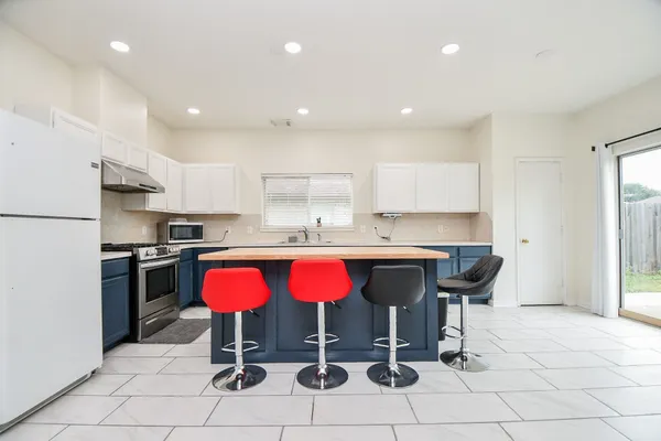 $2,500 | 9641 Weldridge Drive, Sugar Land, TX 77498