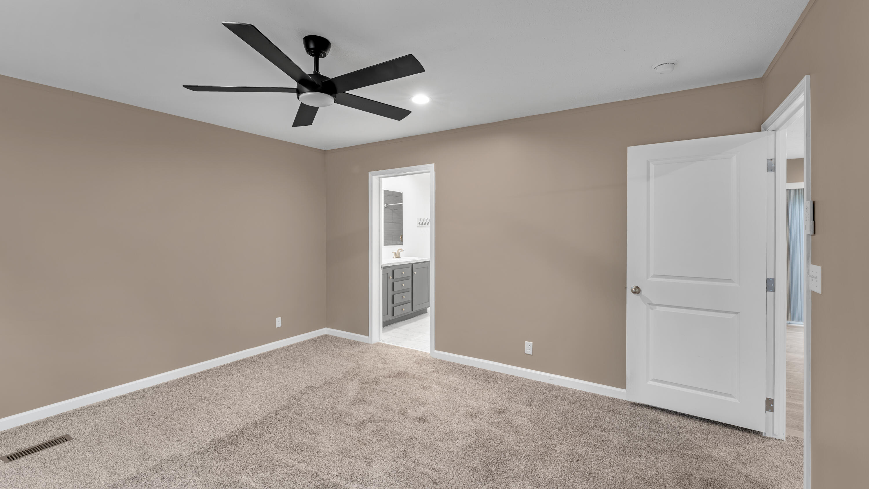 380 Dike Road Bonneau, SC 29431 - Photo 10 of 25 Spacious primary