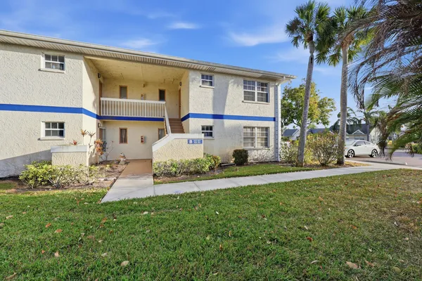 $1,700 | 1502 Southeast Royal Green Circle, Unit 201, Port St. Lucie, FL 34952
