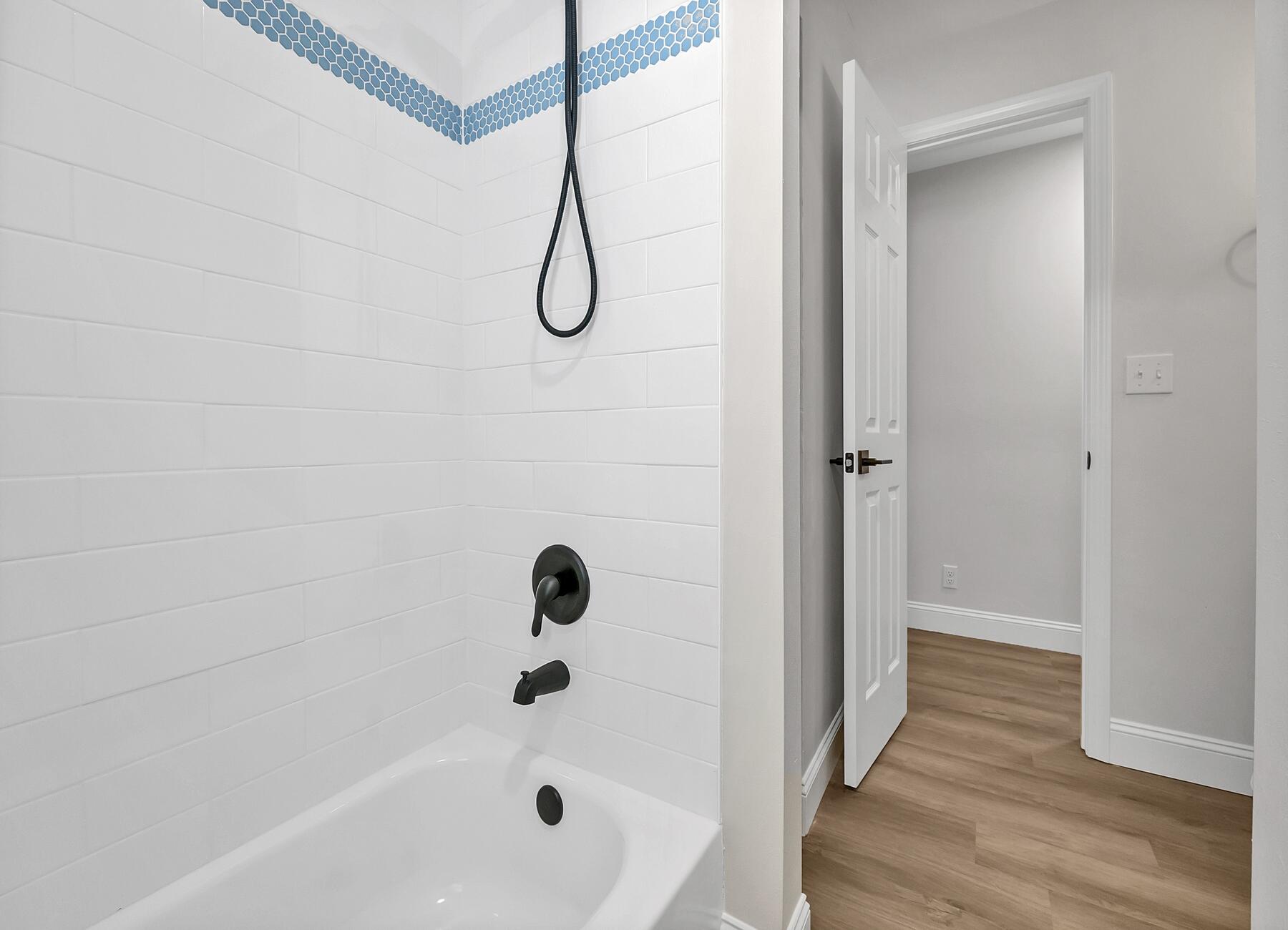 500 Ross Road Fort Walton Beach, FL 32547 - Photo 4 of 38 a bathroom with a bathtub