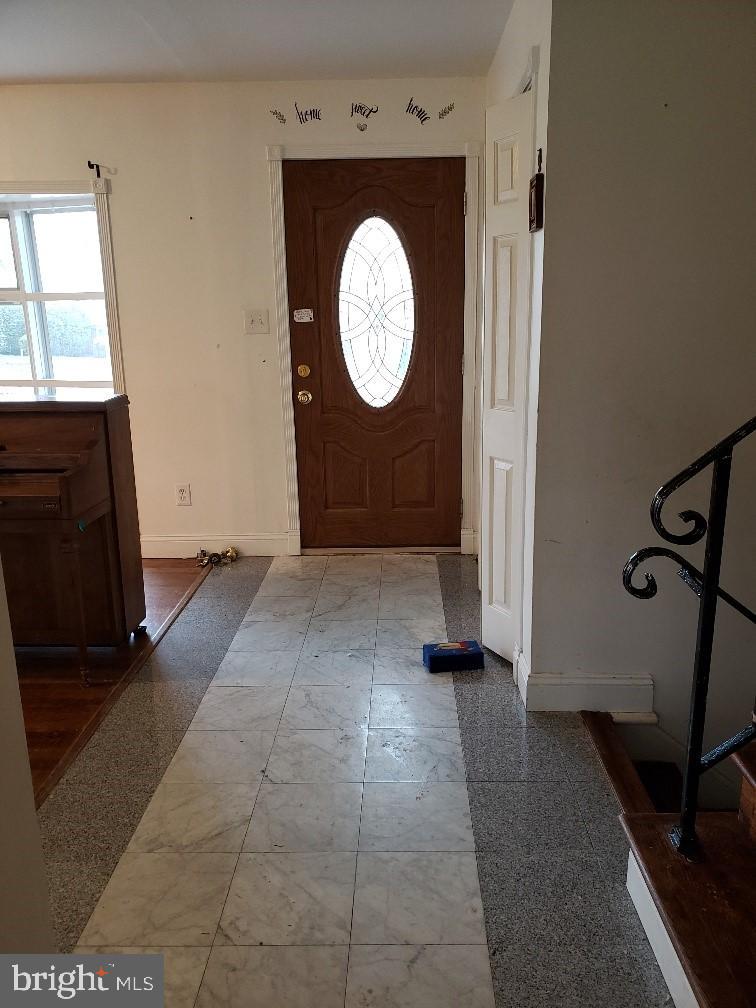 6110 Craft Road Alexandria, VA 22310 - Photo 2 of 25 Foyer entrance