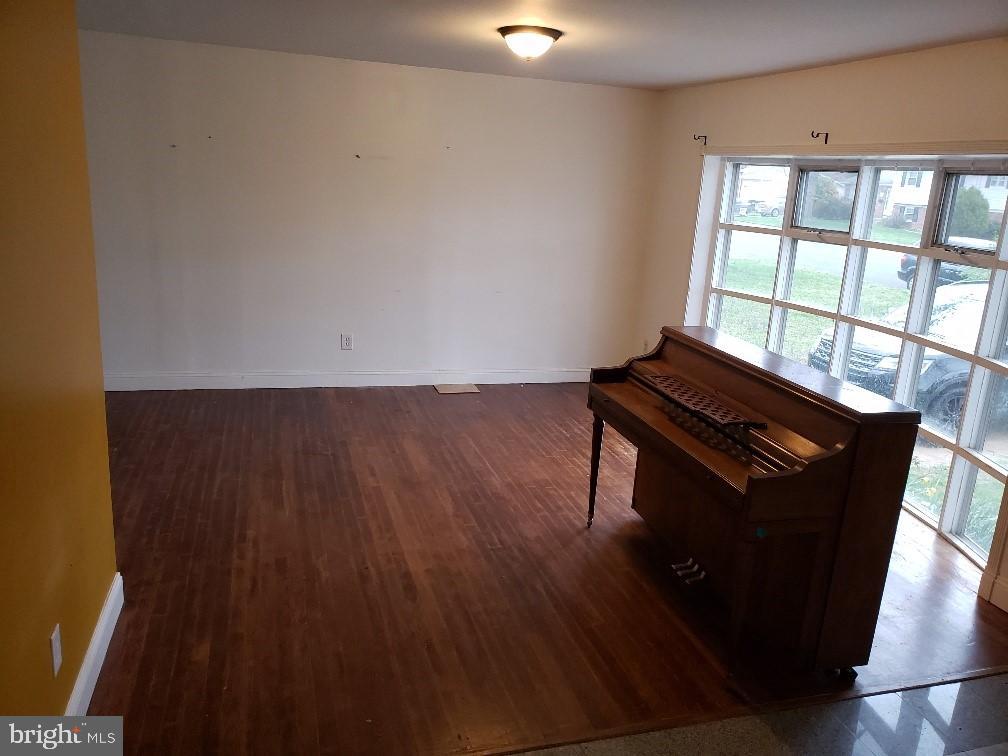 6110 Craft Road Alexandria, VA 22310 - Photo 3 of 25 Living room